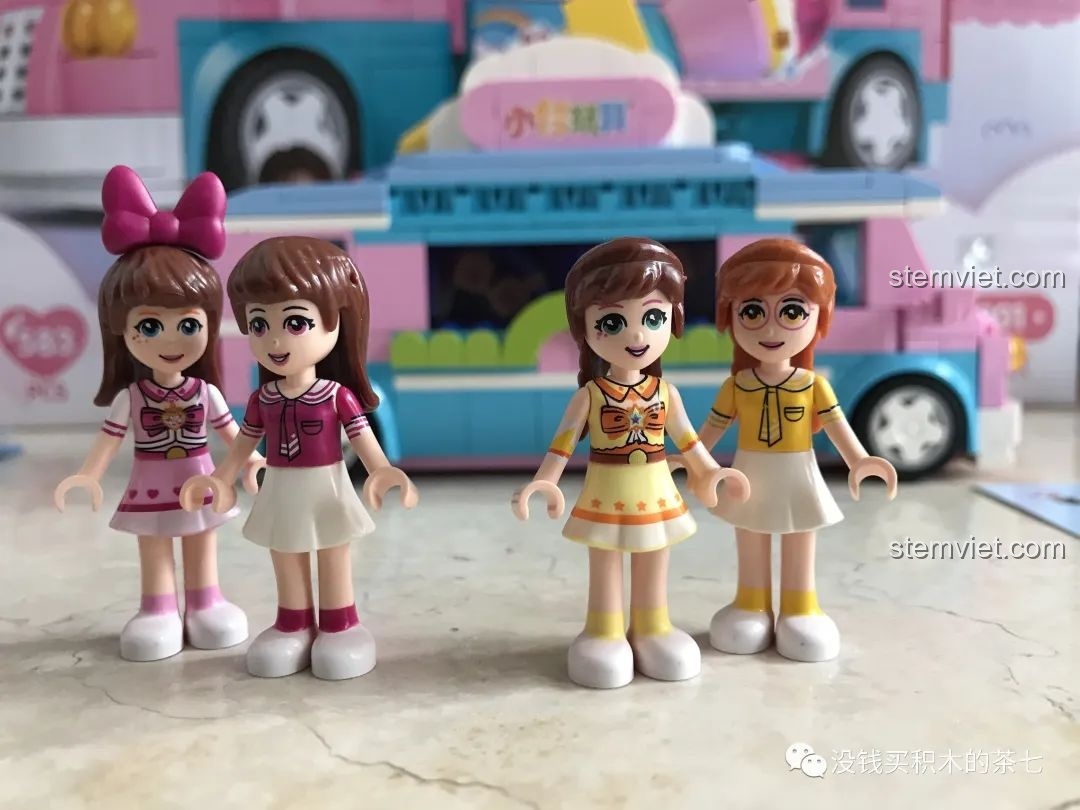 Xe phỏng vấn SEMBO 604001 đang trong quá trình biến hình thành sân khấu di động.