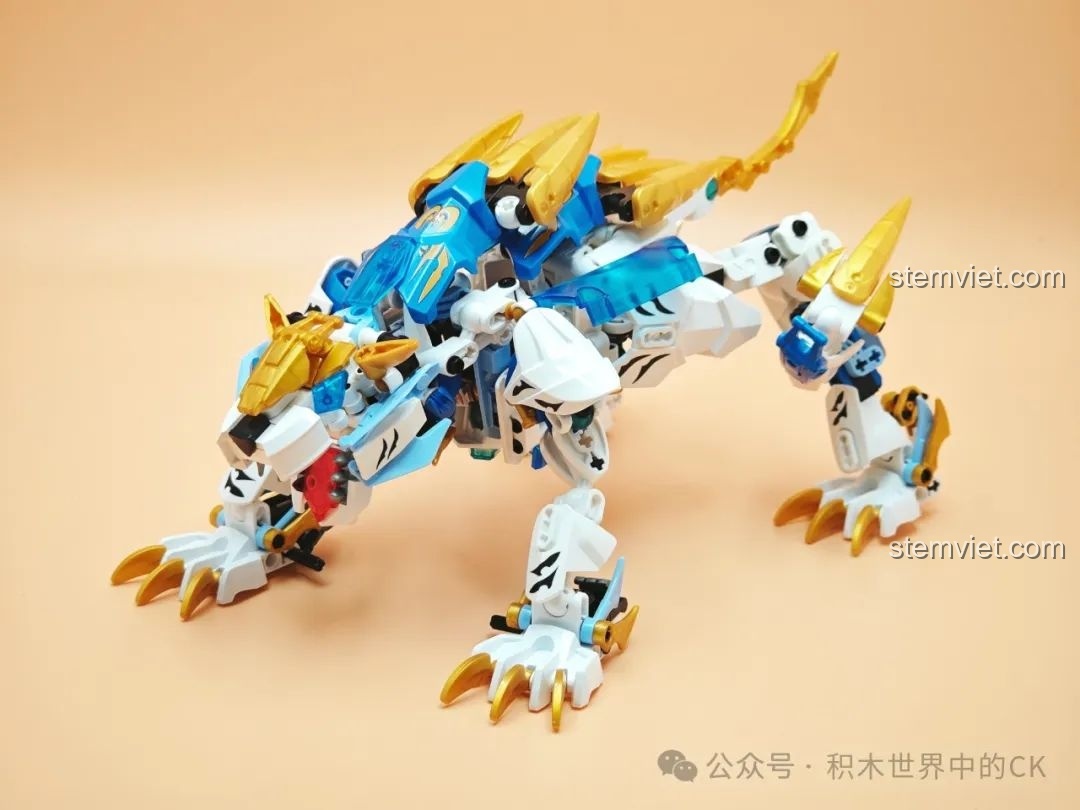 Mecha Bạch Hổ đang trong quá trình biến hình thành dạng Thần Thú Bạch Hổ mà không cần tháo rời.