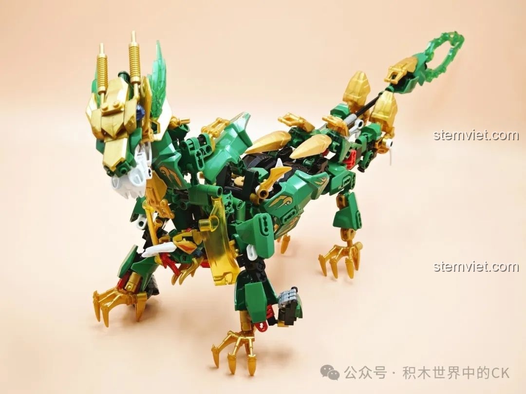 Robot Mecha Thanh Long đang trong quá trình biến hình thành dạng Thần Thú Thanh Long mà không cần tháo rời.