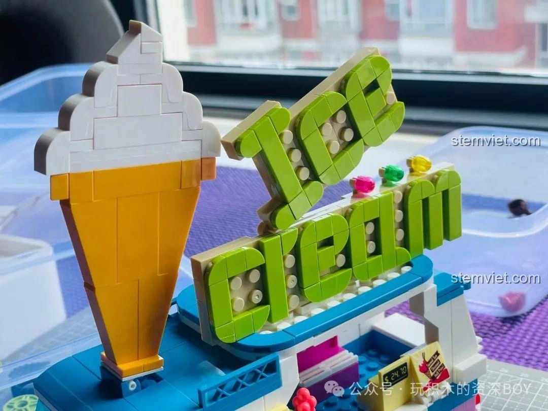 Biển quảng cáo hình kem ốc quế khổng lồ và chữ 