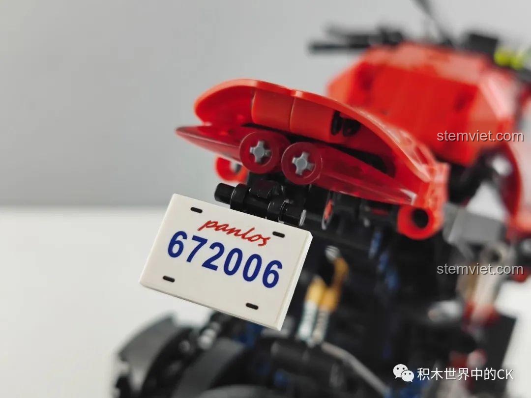 Biển số xe trên bộ lắp ráp Chiến mã tốc độ Streetfighter V4 SP Panlos Brick giá rẻ.