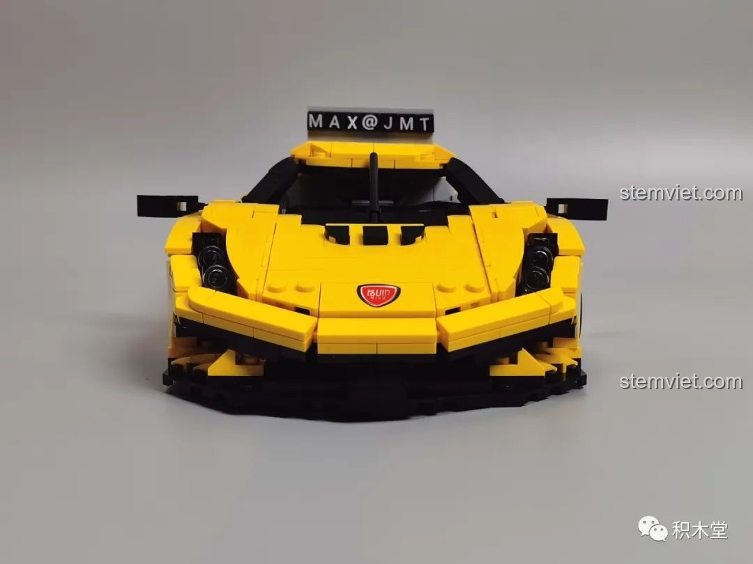 Biển số xe của mô hình Lego Koenigsegg Regera màu vàng.