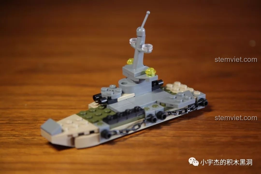 Biến thể thứ ba của bộ SEMBO 101113, một mẫu tàu chiến khác với thiết kế nhỏ gọn hơn.