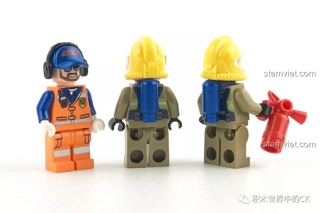 Ba minifigures của bộ QMAN 2806 đứng cạnh nhau, thể hiện sự sẵn sàng cho nhiệm vụ cứu hỏa.