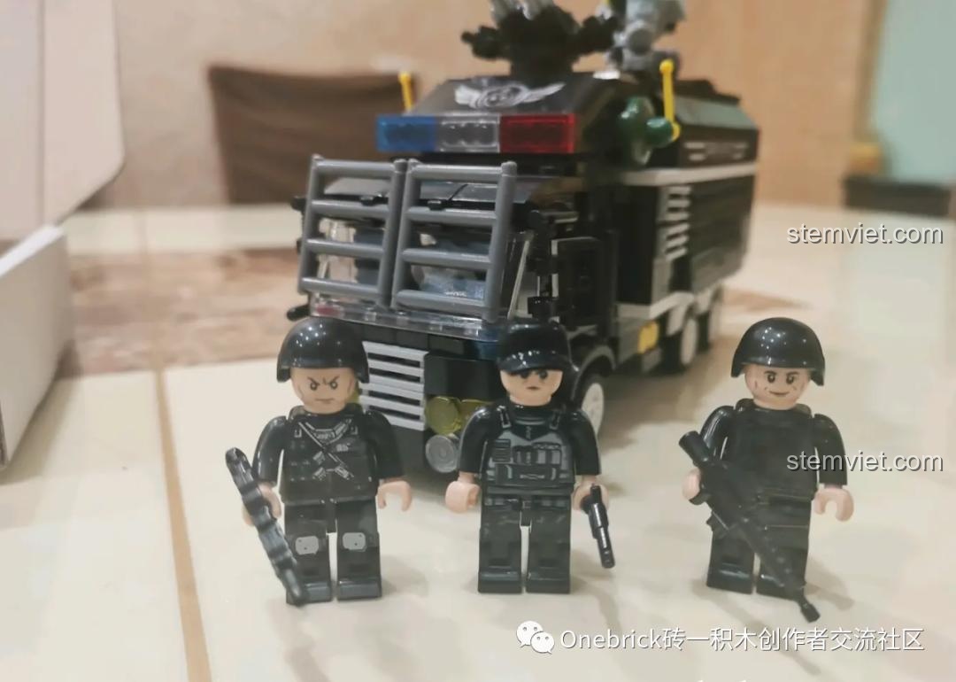 Ba minifigures của bộ đồ chơi lắp ráp Xe bọc thép cảnh sát CAYI xịn giá rẻ đứng cạnh chiếc xe đã hoàn thiện.