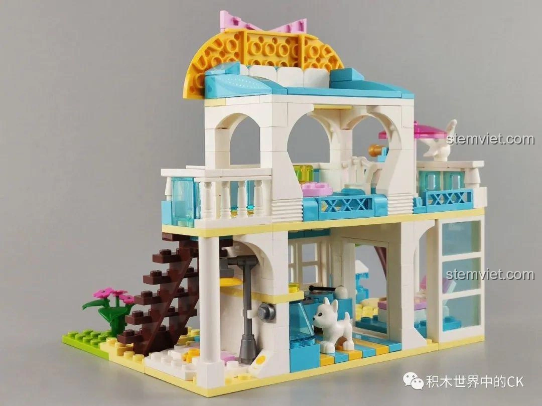 Mô hình biệt thự bãi biển QMAN 4804 hoàn thiện, nhìn từ phía sau, khoe không gian mở và các chi tiết nội thất.