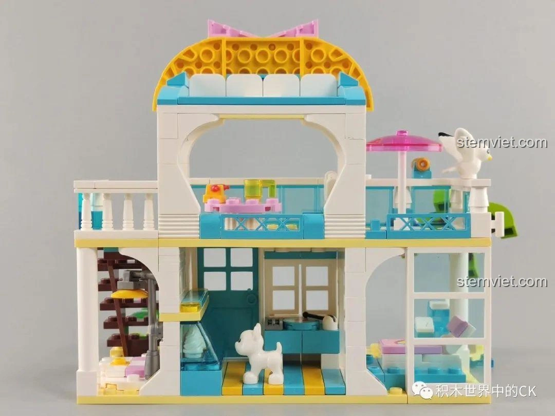 Mô hình biệt thự bãi biển QMAN 4804 hoàn thiện, nhìn từ phía sau bên phải, hiển thị ban công và cửa sổ.