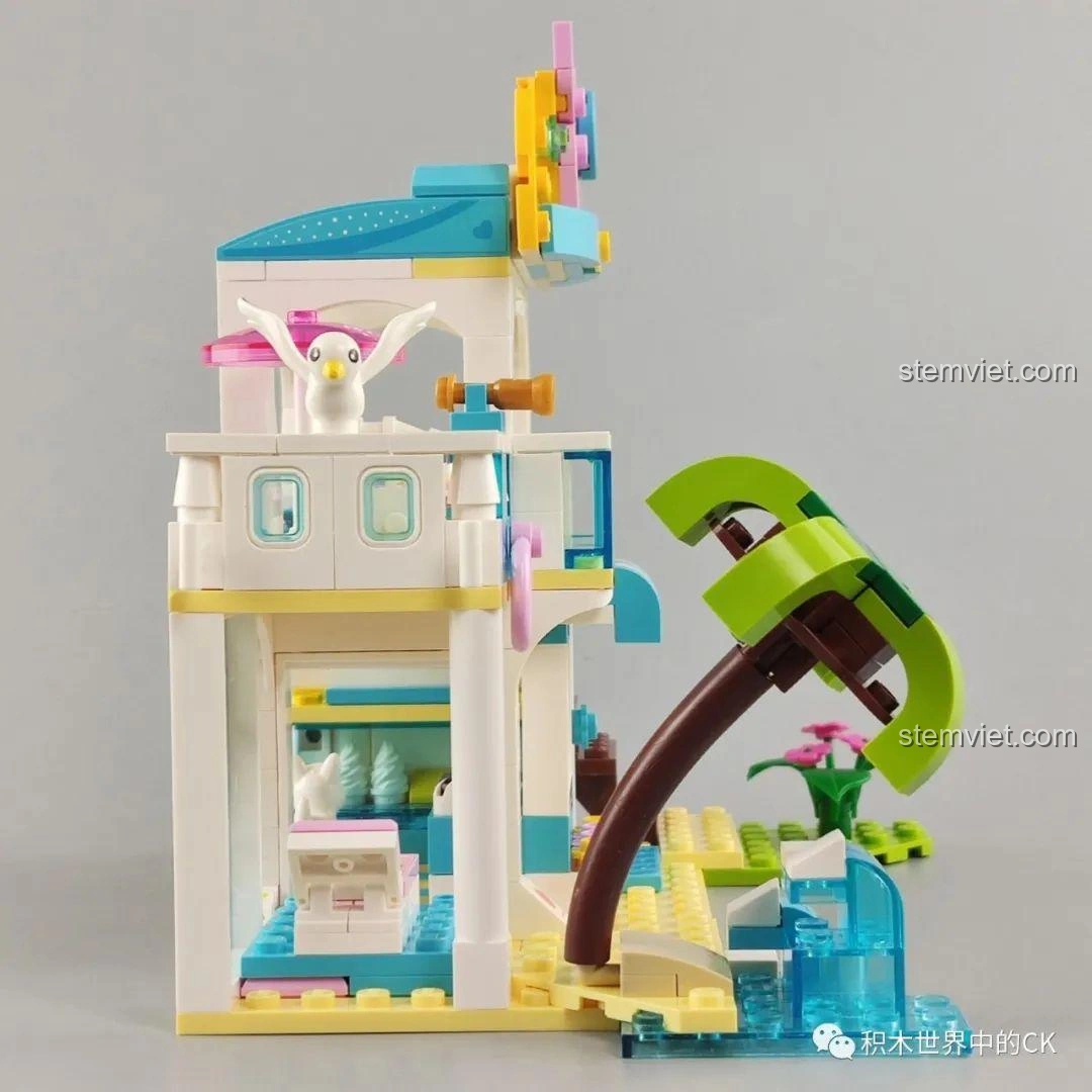 Mô hình biệt thự bãi biển QMAN 4804 hoàn thiện, nhìn từ phía trước bên trái, với cửa ra vào và ban công.