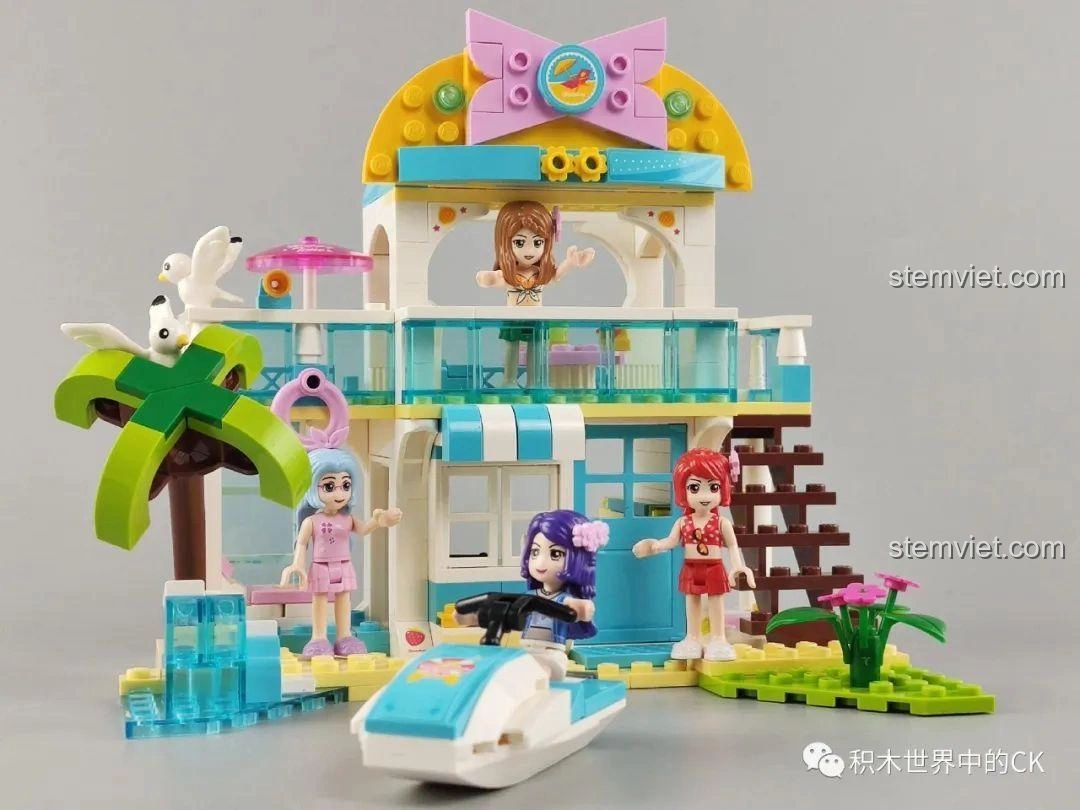 Mô hình biệt thự bãi biển QMAN 4804 hoàn thiện, với ván trượt nước và chim hải âu trên ván, tạo cảnh chơi.