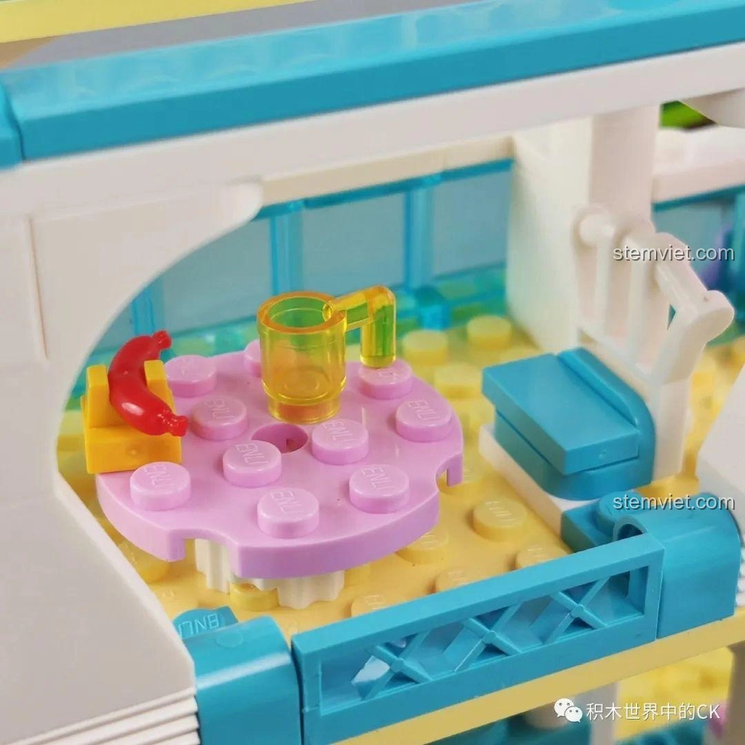 Mô hình biệt thự bãi biển QMAN 4804 hoàn thiện, có thêm các nhân vật minifigure để minh họa cảnh chơi.