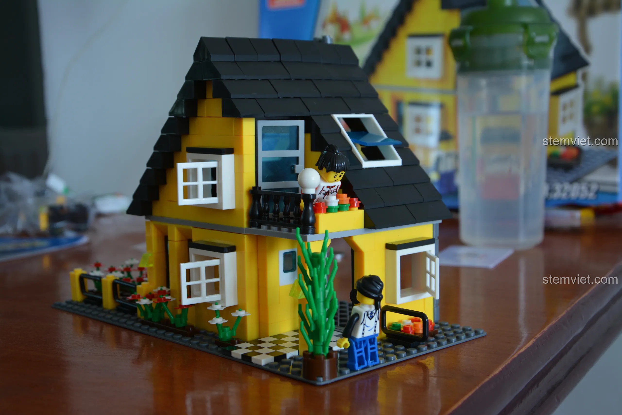 Biệt Thự Vàng CityInn WANGE 32052 hoàn chỉnh với các minifigure trên ban công, sẵn sàng để trưng bày.