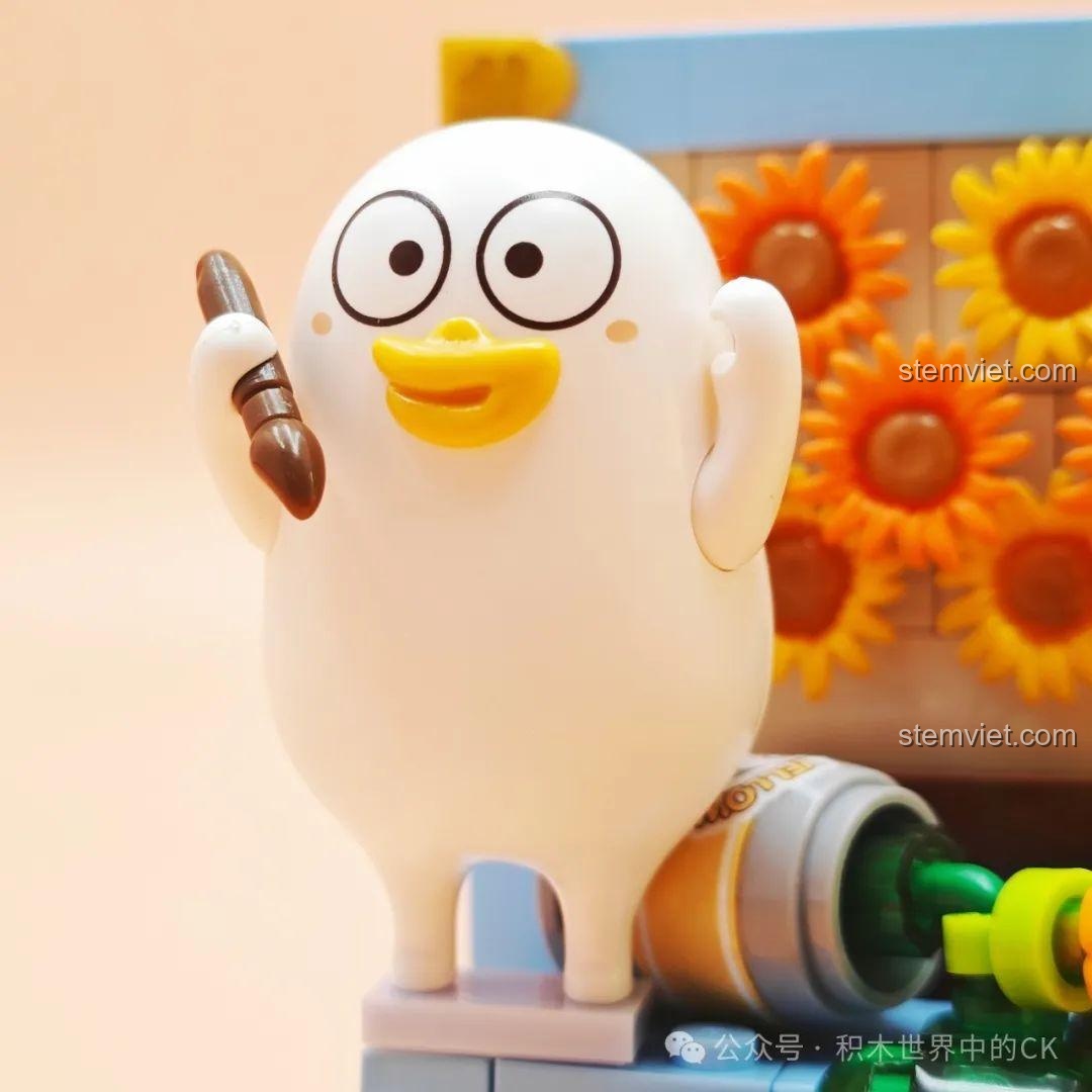 Cận cảnh gương mặt đáng yêu của nhân vật Tiểu Lưu Vịt trong bộ SEMBO 612024, phía sau là những bông hoa hướng dương.