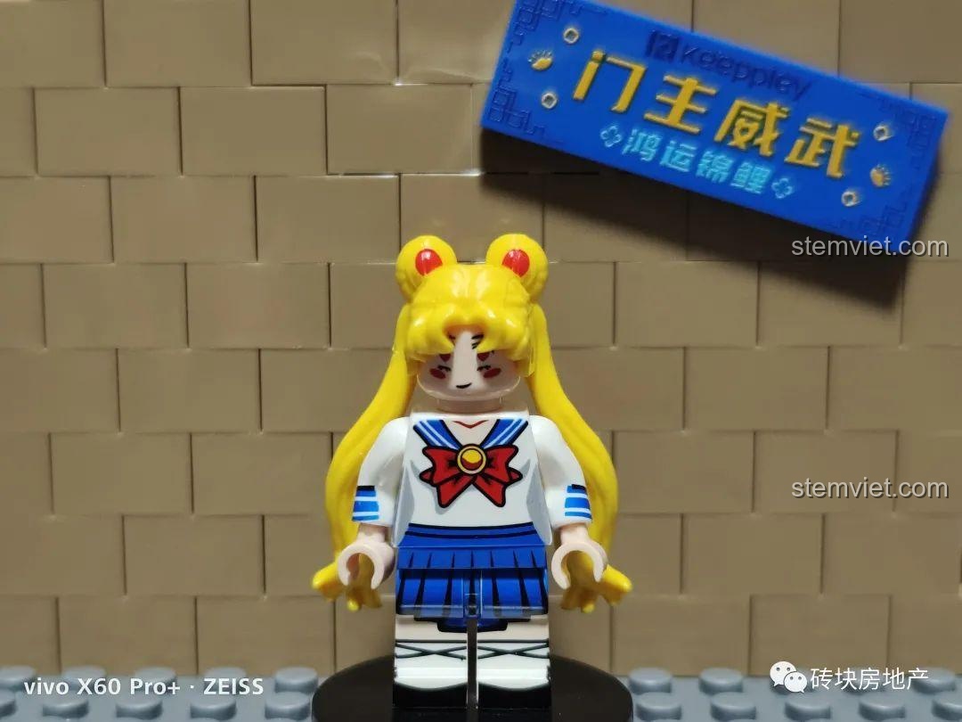 Minifigure Thủy Thủ Mặt Trăng Usagi Tsukino với biểu cảm thứ hai, cho thấy tính năng hai mặt của đầu minifigure.