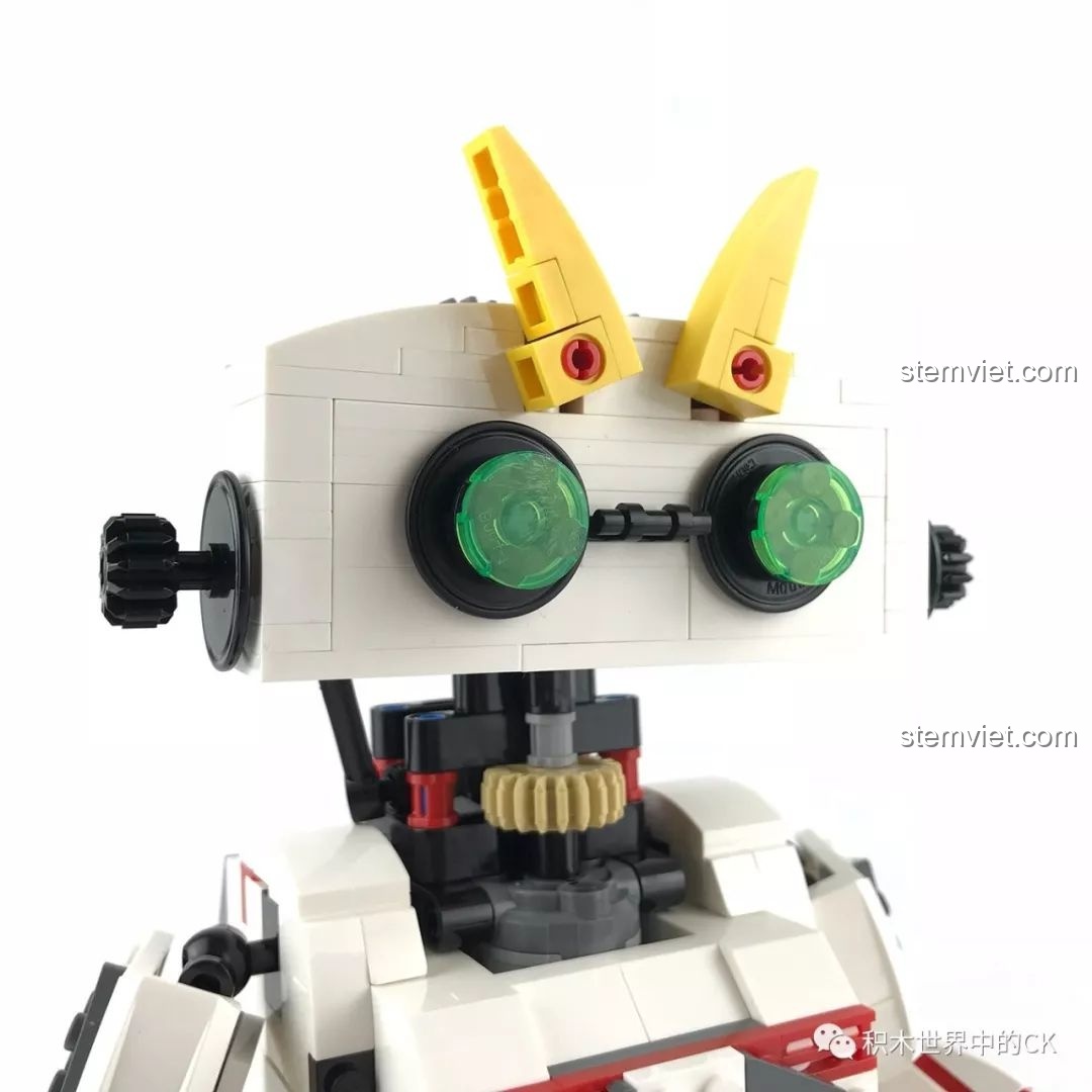 Robot KAKA với cặp lông mày dựng đứng, tạo biểu cảm ngạc nhiên và đáng yêu.