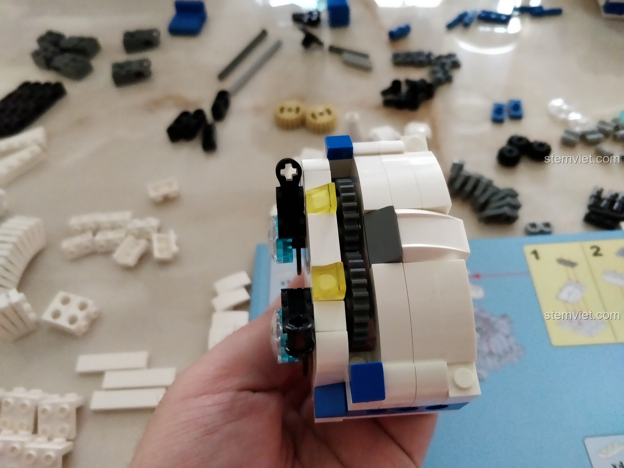 Cận cảnh khuôn mặt của Robot DADA với đôi mắt to tròn và cặp lông mày giận dữ.