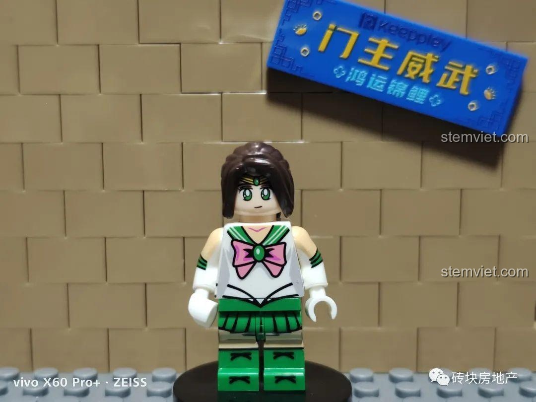 Minifigure Thủy Thủ Sao Mộc Makoto Kino với biểu cảm thứ hai là một nụ cười thân thiện, trong bộ sưu tập Kopf KF6035.
