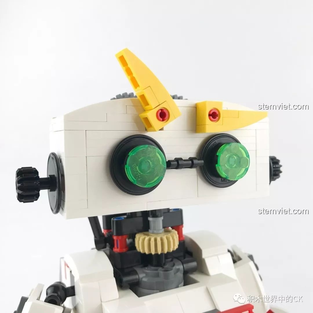 Robot KAKA với cặp lông mày được điều chỉnh lệch, tạo biểu cảm tinh nghịch và lém lỉnh.