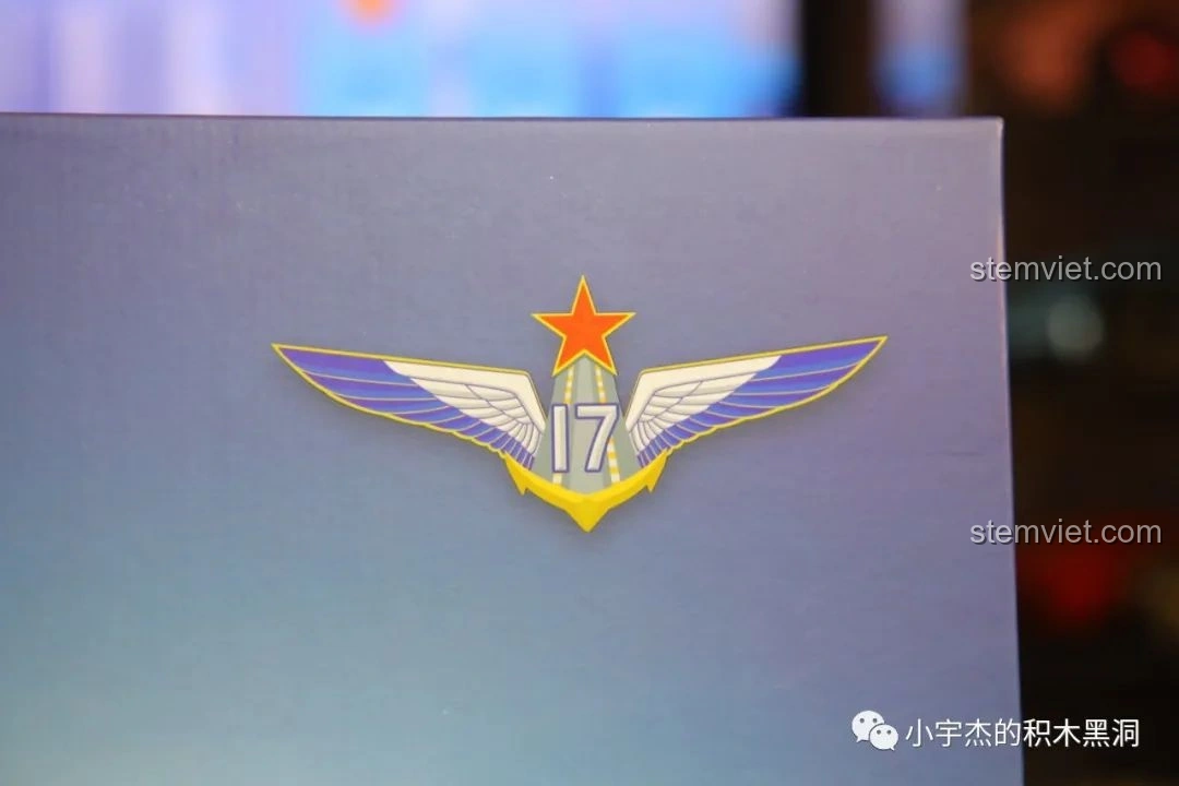 Biểu tượng số hiệu 17 của Hàng Không Mẫu Hạm Sơn Đông trên hộp bộ lắp ráp SEMBO 202001.
