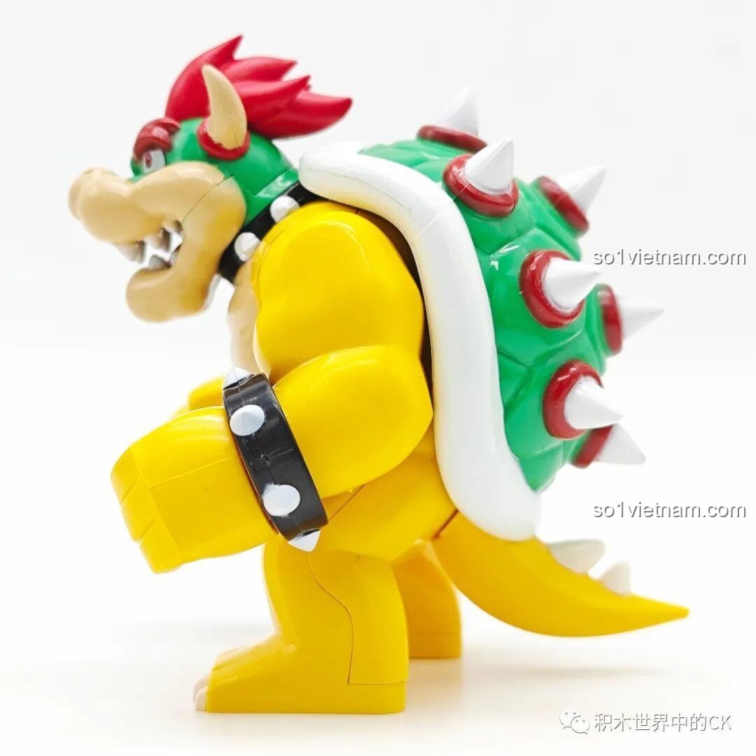 Big-figure Bowser WM6103 nhìn từ góc nghiêng, khoe chiếc mai xanh đầy gai nhọn được làm chi tiết.