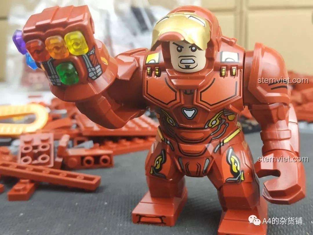 Bigfig Iron Man đeo Găng Tay Vô Cực mini đã gắn đủ 6 viên đá, một chi tiết thú vị trong bộ SY SY1400 Găng Tay Vô Cực.