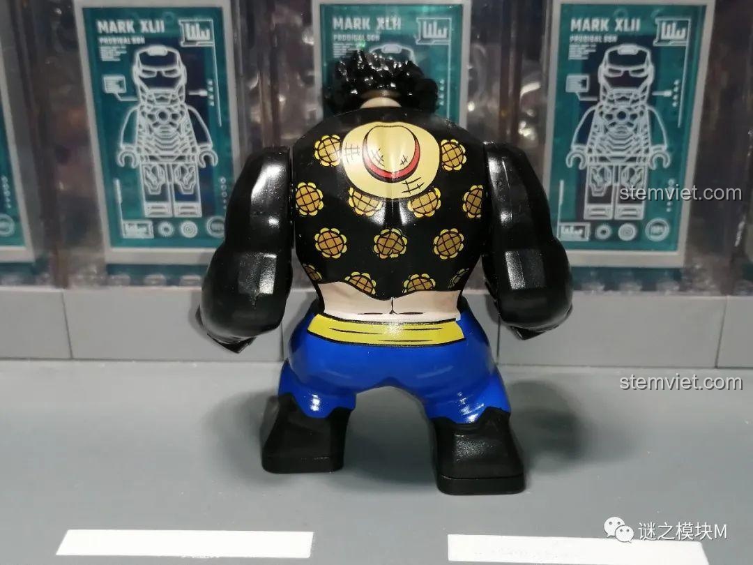 Mặt sau của bigfig Luffy Gear Fourth, với chi tiết hình mũ rơm được in trên lưng.