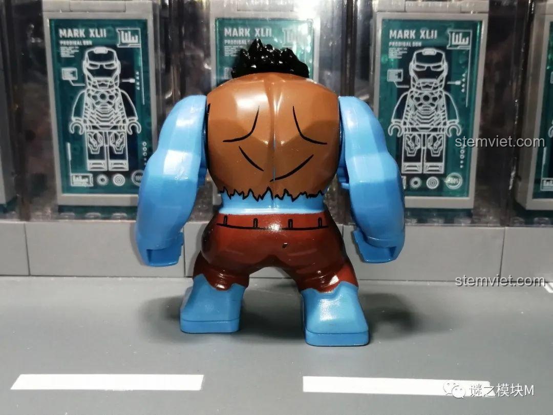 Mặt sau của bigfig Luffy da xanh, cho thấy các chi tiết cơ bắp được tạo hình ấn tượng.