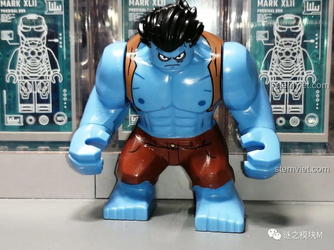 Một phiên bản bigfig khác của Luffy trong bộ sưu tập One Piece, với làn da xanh và thân hình to lớn.