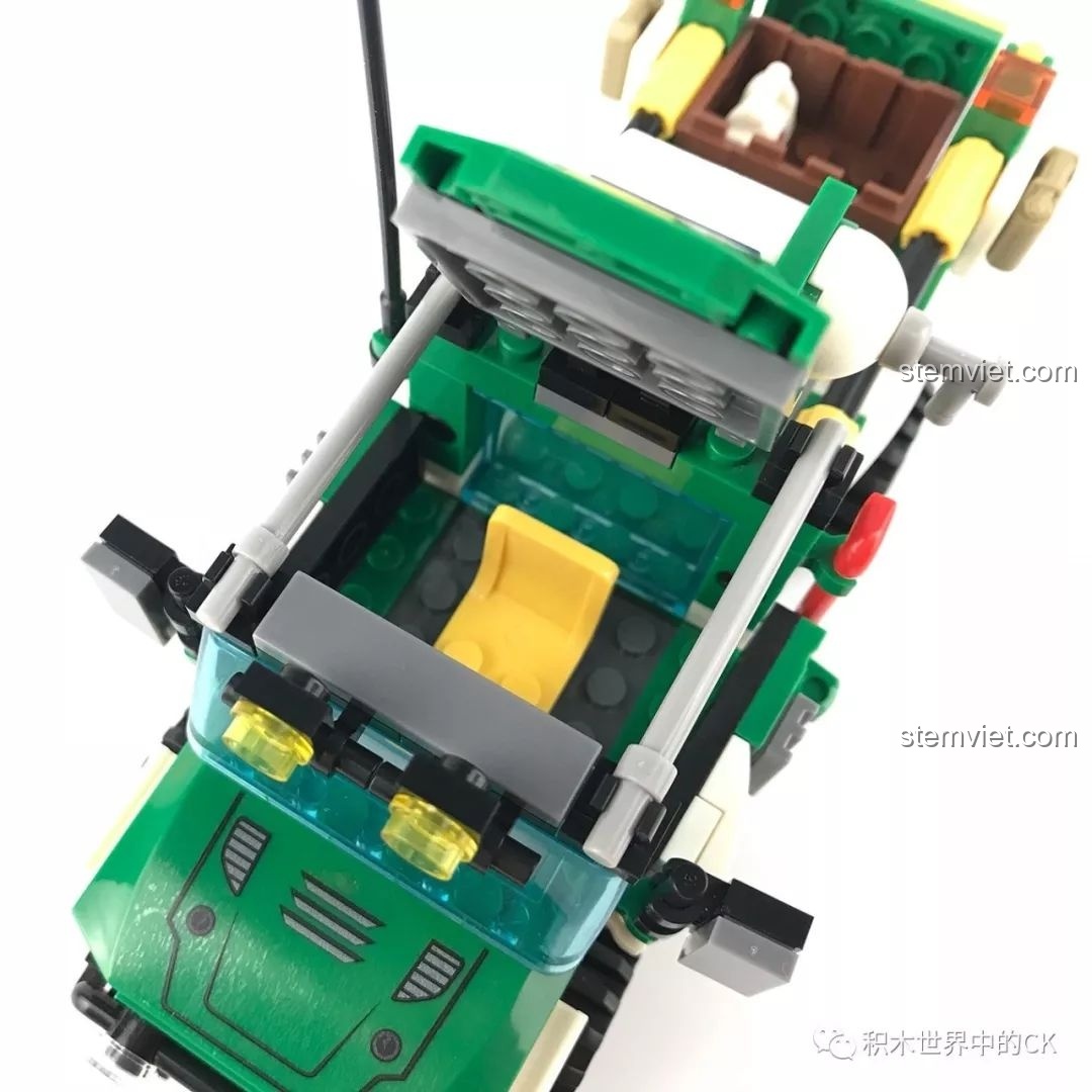 Chi tiết bình chứa màu trắng phía sau cabin xe SEMBO SD9552, có thể là bình nước hoặc nhiên liệu dự trữ cho các chuyến đi dài.