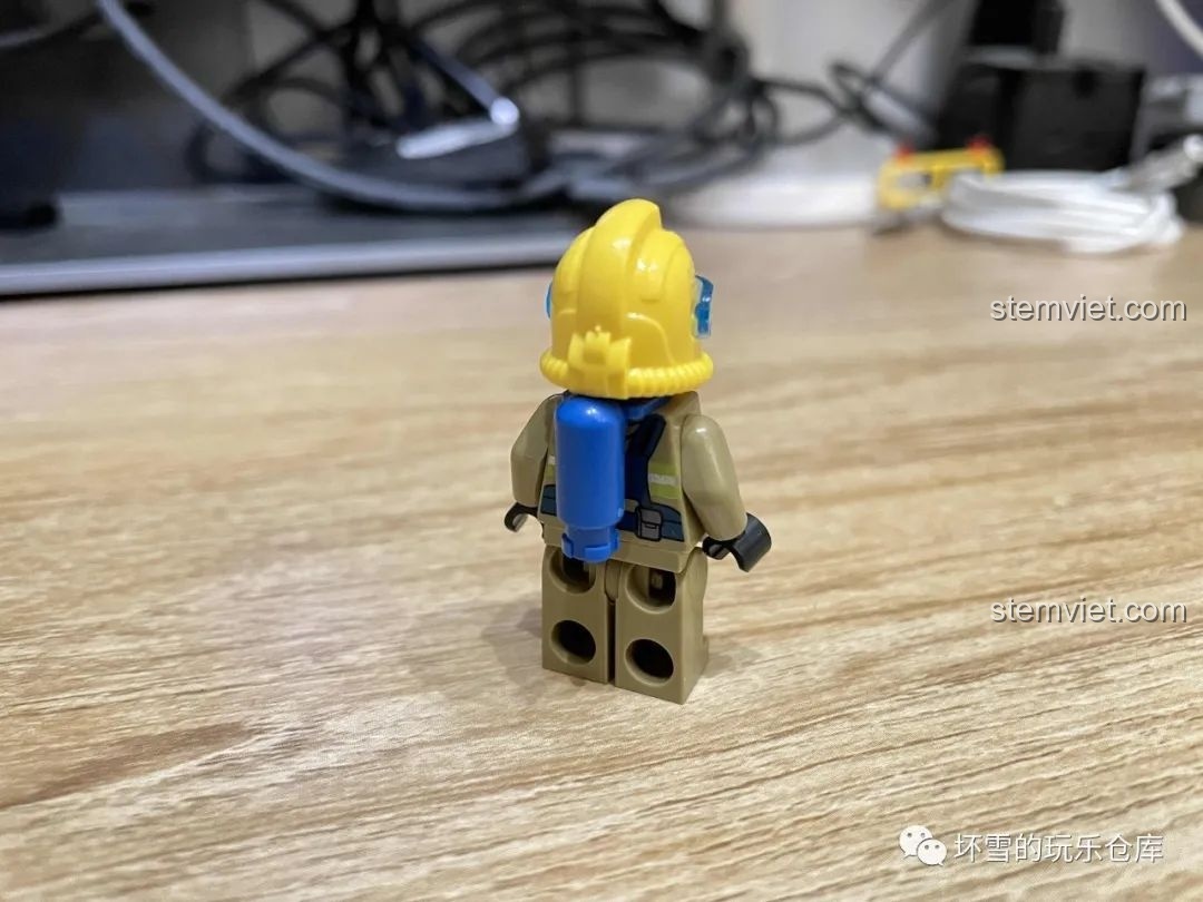 Mặt sau của minifigure lính cứu hỏa A Sâm với chi tiết bình dưỡng khí màu xanh đặc trưng.