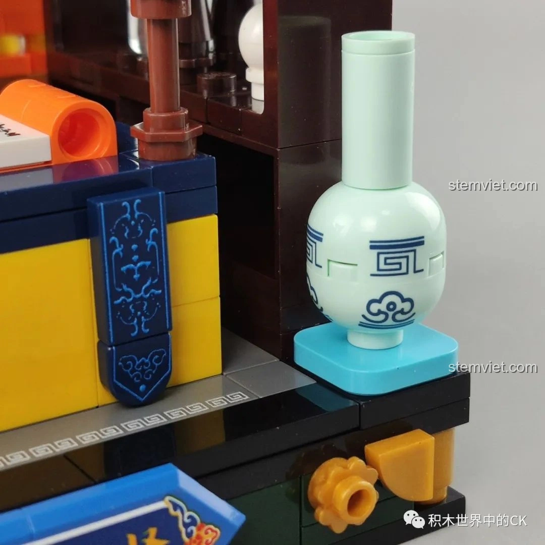 Bình gốm sứ với hoa văn tinh xảo trong bộ Keeppley K10143, chi tiết trang trí đẹp mắt, độc đáo.