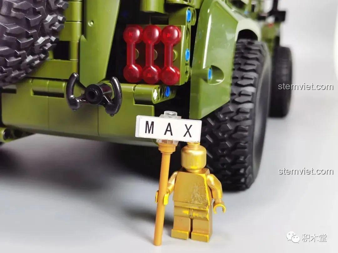 Bình xăng và lốp dự phòng được gắn ở phía sau của Xe Jeep Quân Sự Mạnh Mẽ Taigaole T4015, đầy đủ phụ kiện.