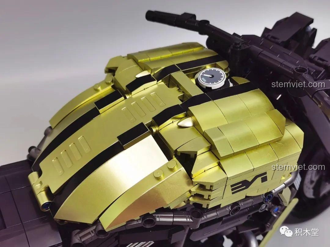 Cận cảnh bình xăng của Mô tô Phantom Đêm với các chi tiết mạ vàng và sọc đen được in sắc nét, không phải dán.