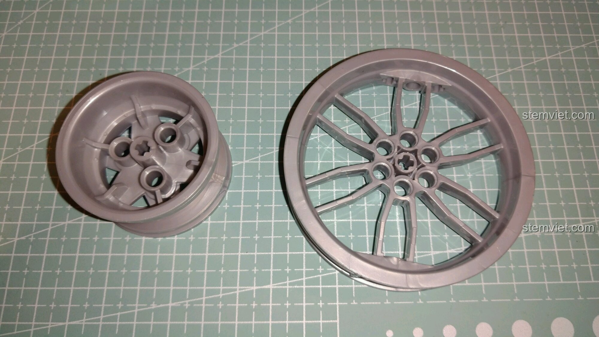 Bình xăng và ống xả của mô hình Winner 7046, với sticker lửa.