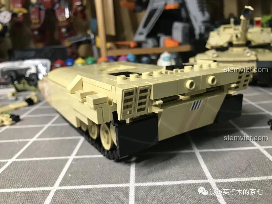 Các chi tiết bình xăng phụ của bộ đồ chơi lắp ráp Xe Tăng Challenger 2 FV 4034 JIAZHI 0105, tăng tính chân thực cho mô hình.
