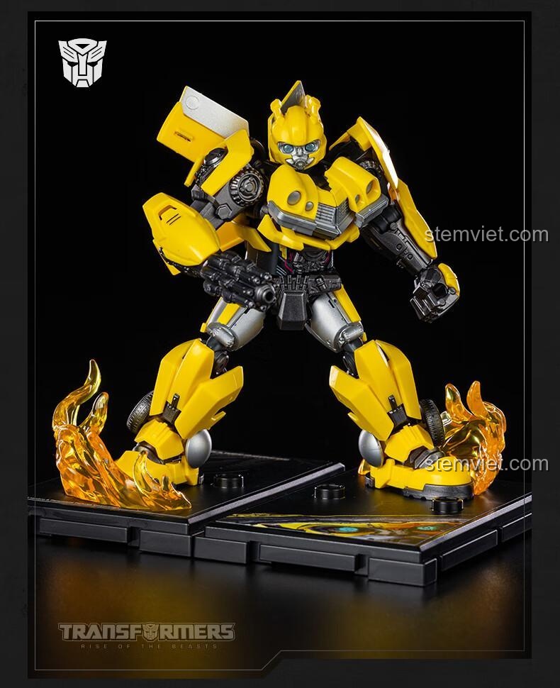 Mô hình Bumblebee BLOKEES 71142 với tư thế năng động trên đế trưng bày, đồ chơi lắp ráp Người máy biến hình Bumblebee, cho bé trai 10 tuổi.