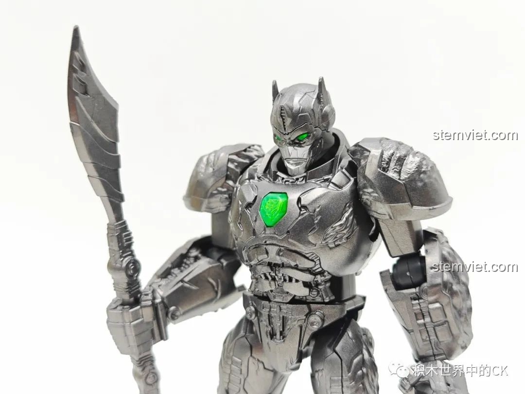 Chi tiết phần ngực của mô hình BLOKEES 71145 Optimus Primal Đội Trưởng Tinh Tinh với biểu tượng Maximal phát sáng.