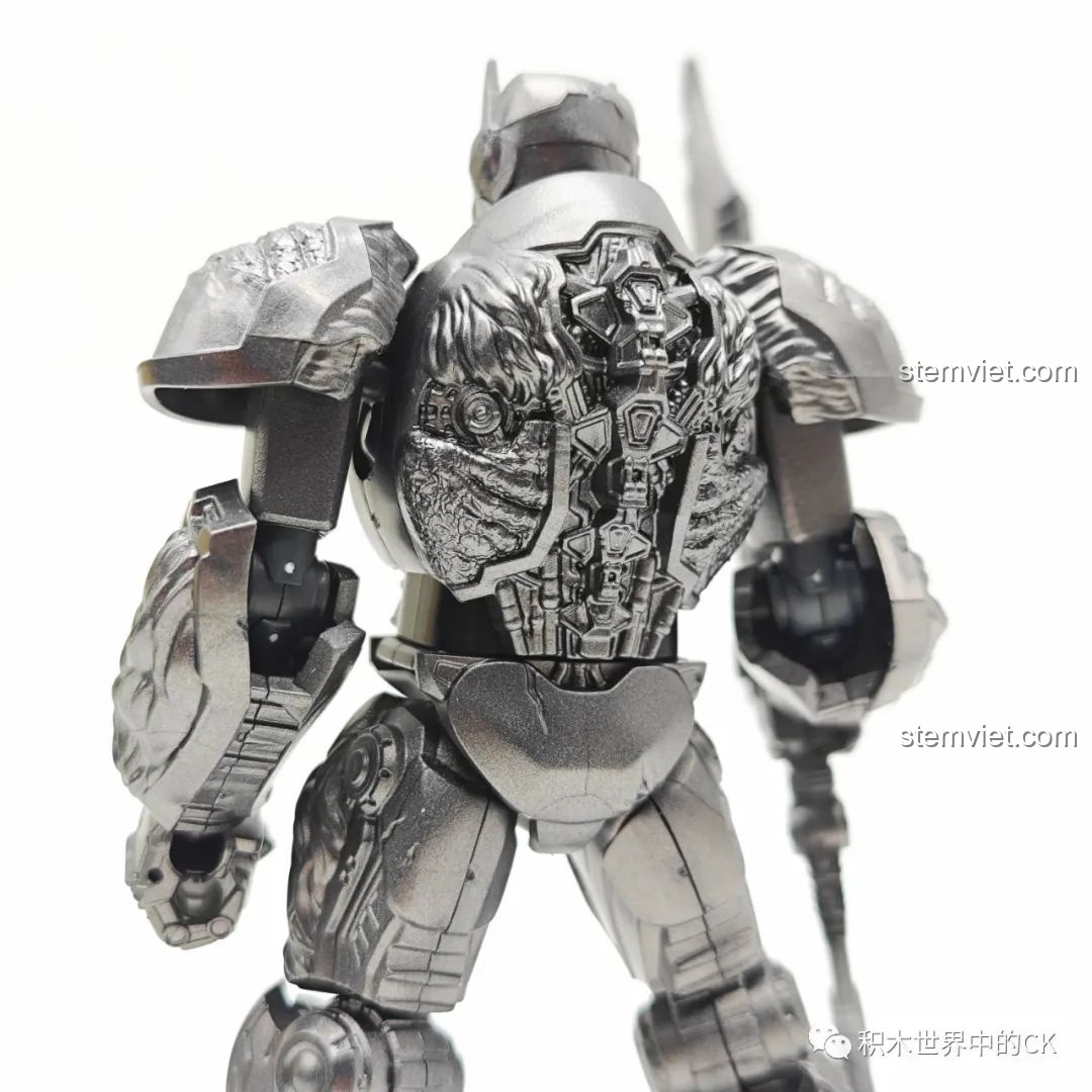 Cận cảnh song đao, vũ khí đặc trưng của mô hình BLOKEES 71145 Optimus Primal Đội Trưởng Tinh Tinh, sắc bén và mạnh mẽ.