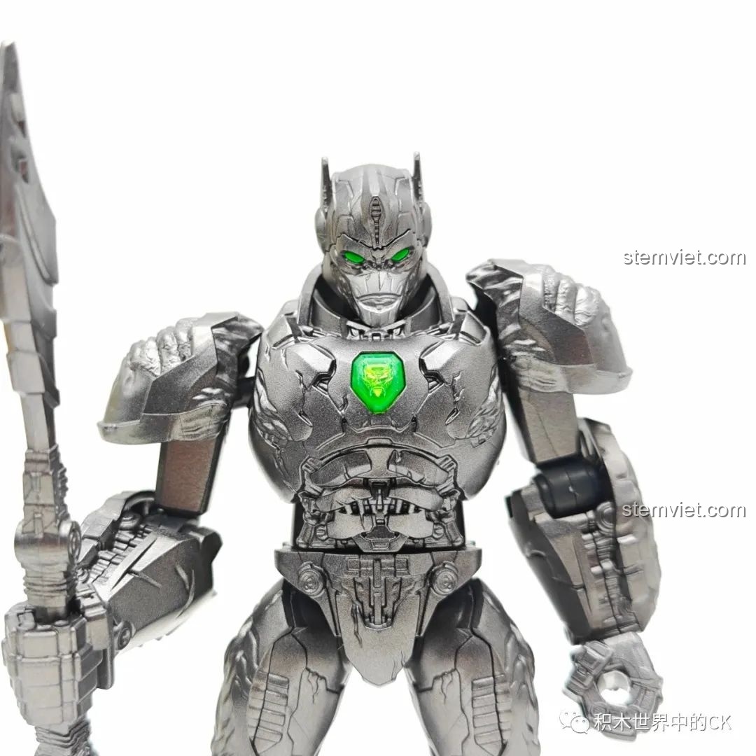 Cận cảnh chi tiết vai và cánh tay của mô hình BLOKEES 71145 Optimus Primal Đội Trưởng Tinh Tinh, với các đường vân cơ bắp.