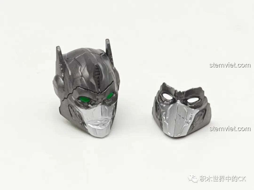 Chi tiết đầu robot của mô hình BLOKEES 71145 Optimus Primal Đội Trưởng Tinh Tinh với đôi mắt xanh lá ấn tượng và mặt nạ thay thế.