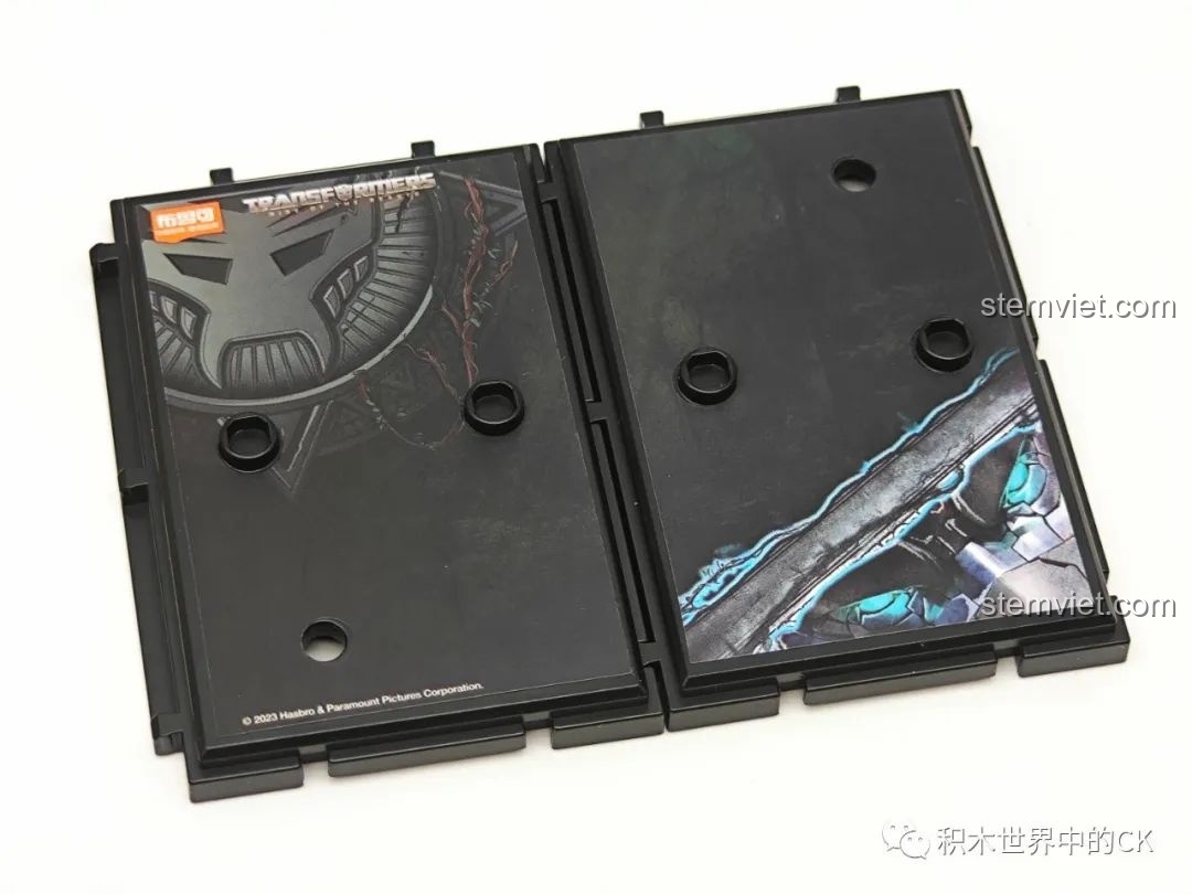 Đế trưng bày đi kèm mô hình BLOKEES 71145 Optimus Primal Đội Trưởng Tinh Tinh, giúp mô hình đứng vững và đẹp mắt.