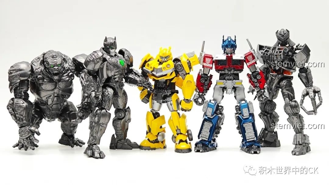 Mô hình BLOKEES 71145 Optimus Primal Đội Trưởng Tinh Tinh đứng cùng các nhân vật Transformers khác, thể hiện quy mô bộ sưu tập.