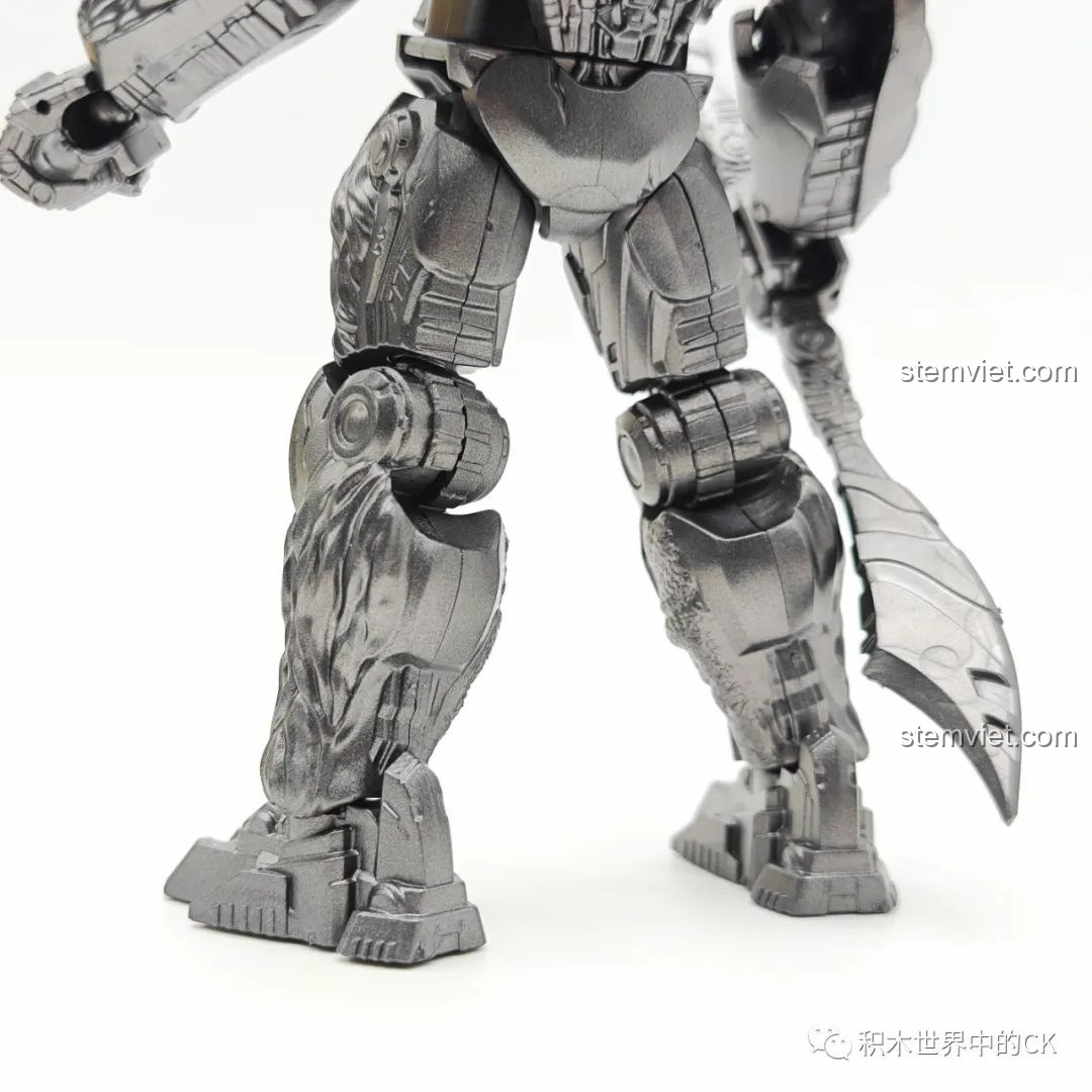 Mô hình BLOKEES 71145 Optimus Primal Đội Trưởng Tinh Tinh tạo dáng chiến đấu với song đao, thể hiện sự linh hoạt.