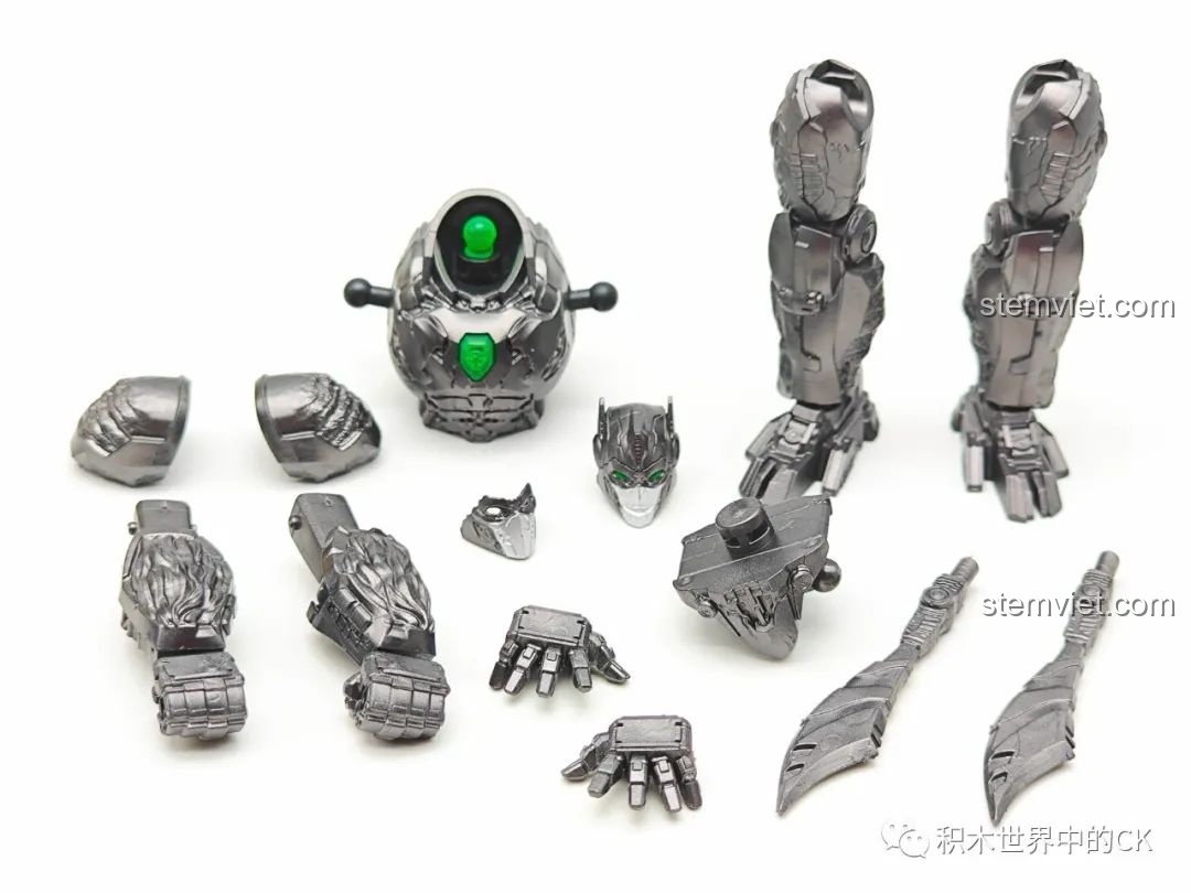 Tất cả linh kiện của bộ lắp ghép BLOKEES 71145 Optimus Primal Đội Trưởng Tinh Tinh được sắp xếp gọn gàng trước khi lắp ráp.