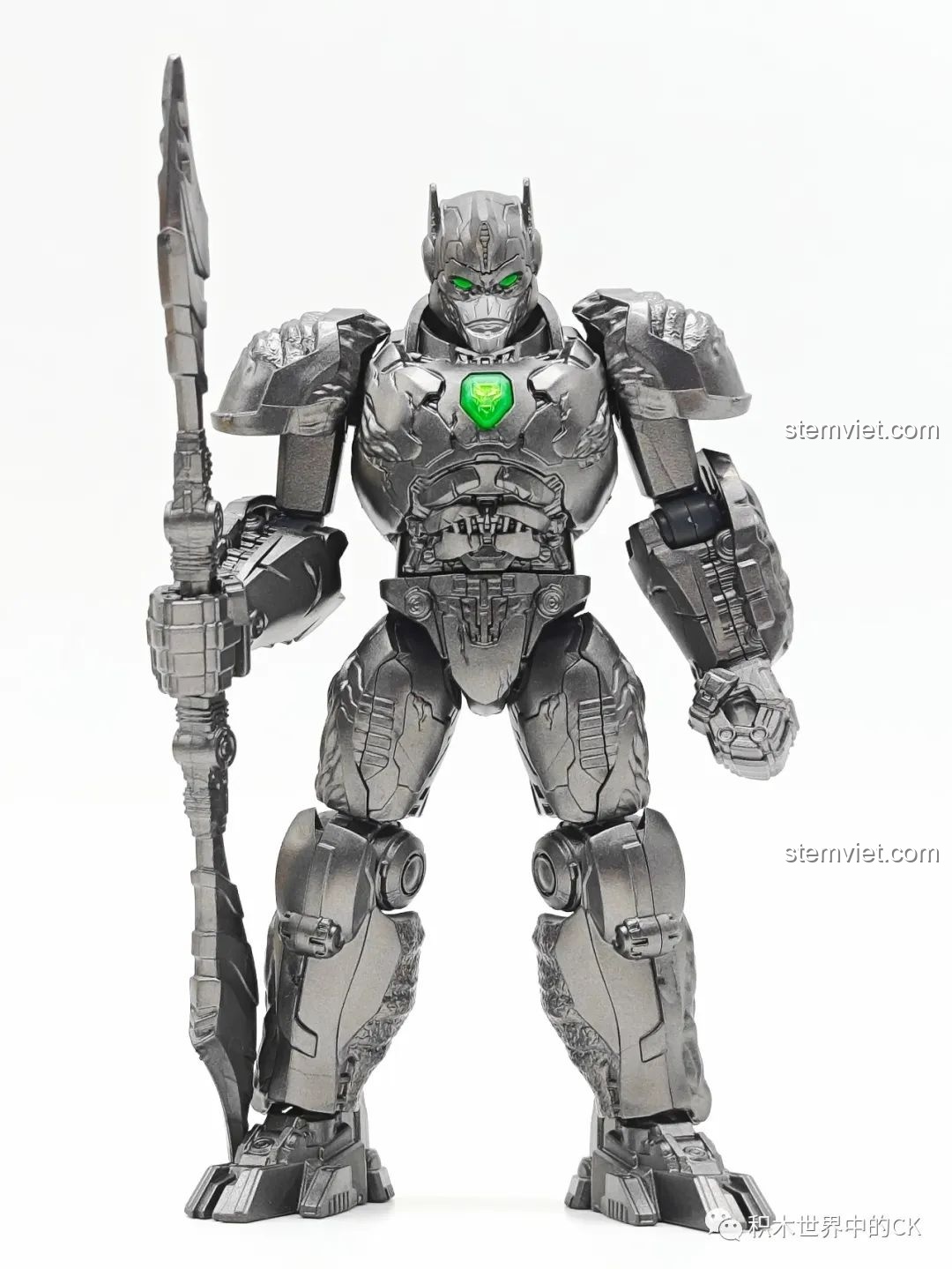 Cận cảnh khuôn mặt của mô hình BLOKEES 71145 Optimus Primal Đội Trưởng Tinh Tinh, đôi mắt LED xanh lá nổi bật.