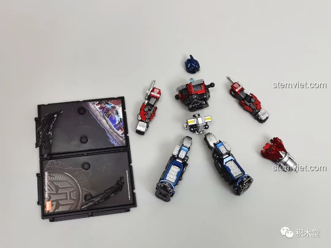 Các bộ phận của mô hình Blokees 71147 Optimus Prime EX được sắp xếp gọn gàng trên bàn, sẵn sàng cho quá trình lắp ráp.