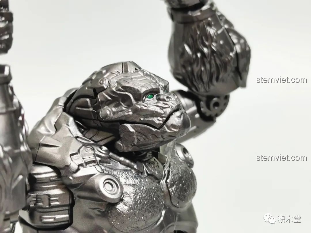 Cận cảnh cánh tay của mô hình Blokees 71147 Primal dạng thú, nổi bật với lớp sơn kim loại và chi tiết lông được khắc họa tinh xảo.