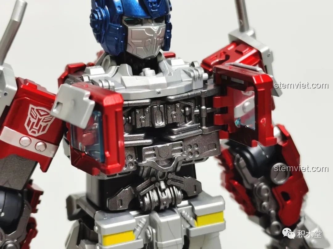 Cận cảnh chi tiết máy móc bên trong phần ngực của mô hình Blokees 71147 Optimus Prime EX, cho thấy sự tinh xảo và độ phức tạp trong thiết kế.
