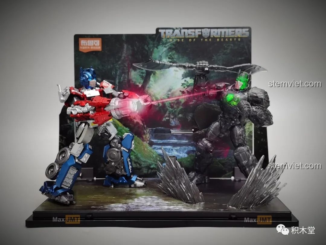 Mô hình Blokees 71147 Optimus Prime EX và Primal dạng robot chiến đấu trên diorama rừng rậm, hiệu ứng năng lượng phát sáng.