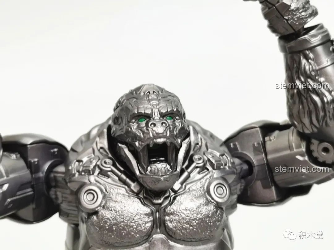 Cận cảnh chi tiết cơ bắp ở lưng của mô hình Blokees 71147 Primal dạng thú, thể hiện sự mạnh mẽ và chân thực trong thiết kế.