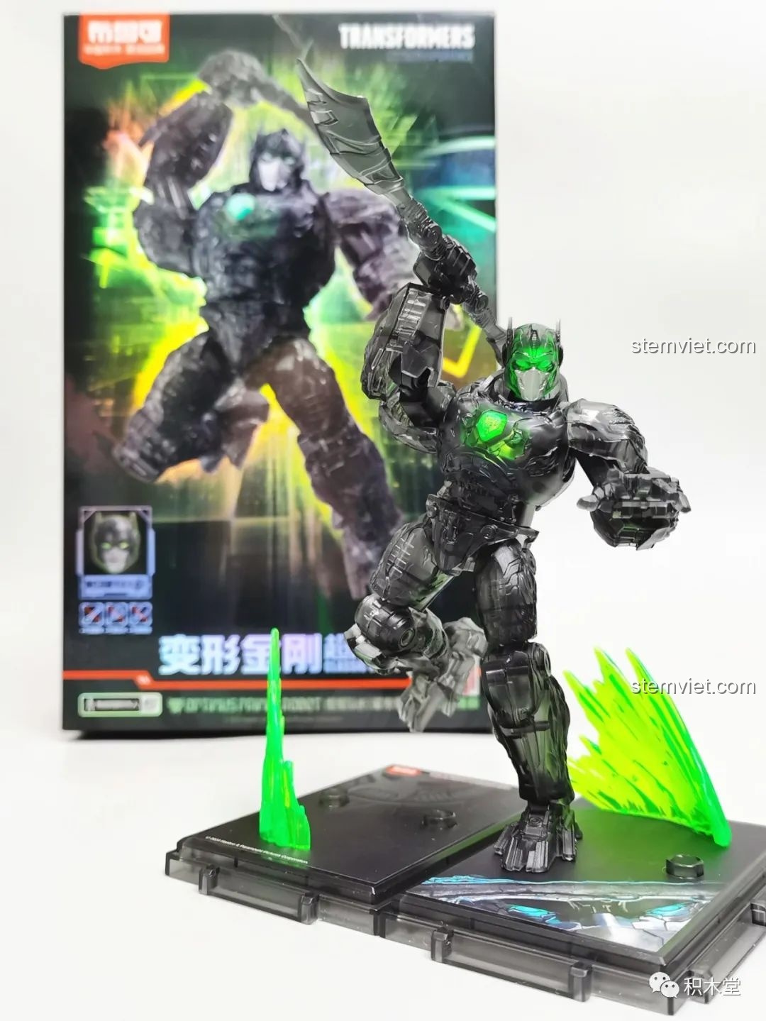 Diorama cảnh rừng đi kèm bộ lắp ráp Blokees 71147, với chi tiết thác nước và cây cối, tạo bối cảnh sống động cho các mô hình Transformers.